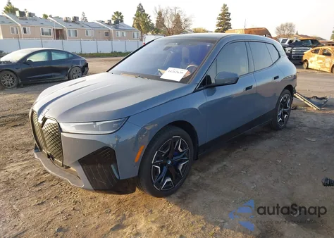 2025 BMW Ix xDrive50 из США, поврежденный, VIN WB523CF07SCS85835